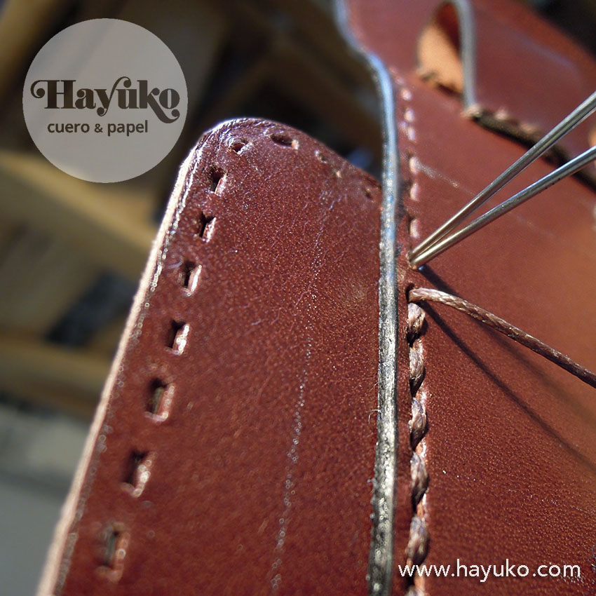 Hayuko , funda movil cinturon, cuero hecho a mano, cosido a mano
Asturias,,taller artesano, artesanal Gijon