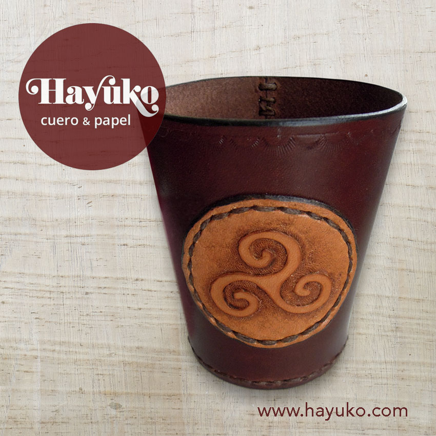 Hayuko , cubilete cuero, personalizado trisquel, cosido a mano, hecho a mano
Asturias,,taller artesano, artesanal Gijon