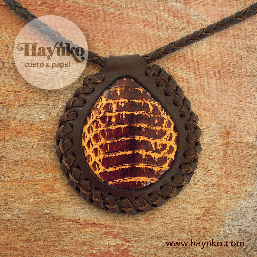 Hayuko, colgante textura, hecho a mano, cosido a mano, 
Asturias,,taller artesano, artesania, Gijon