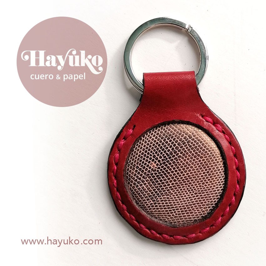 Hayuko , llavero redondo textura, hecho a mano, cosido a mano, cuero
Asturias,,taller artesano, artesania, Gijon