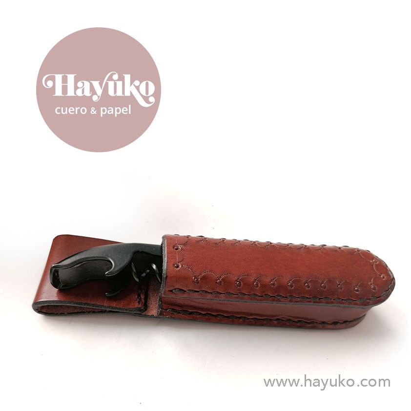 Hayuko , funda sacacorchos cinturon, hecho a mano, cosido a mano, cuero
Asturias,,taller artesano, artesania, Gijon