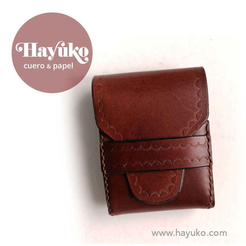 Hayuko , funda cajetilla tabaco, cosido a mano, hecho a mano, cuero
Asturias,taller artesano, artesania,, artesana,l Gijon