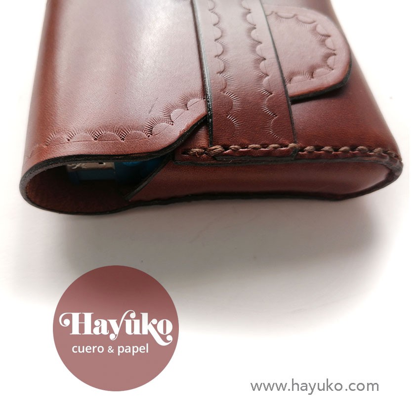 Hayuko , funda cajetilla tabaco, cosido a mano, hecho a mano, cuero
Asturias,taller artesano, artesania,, artesana,l Gijon