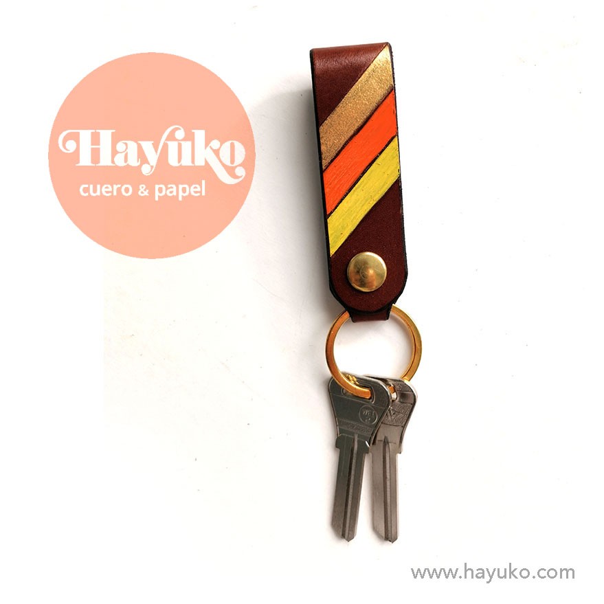 Hayuko ,llavero anilla, pintado a mano, cosido a mano, hecho a mano, cuero
Asturia,s,taller artesano, artesania,, artesana,l Gijon