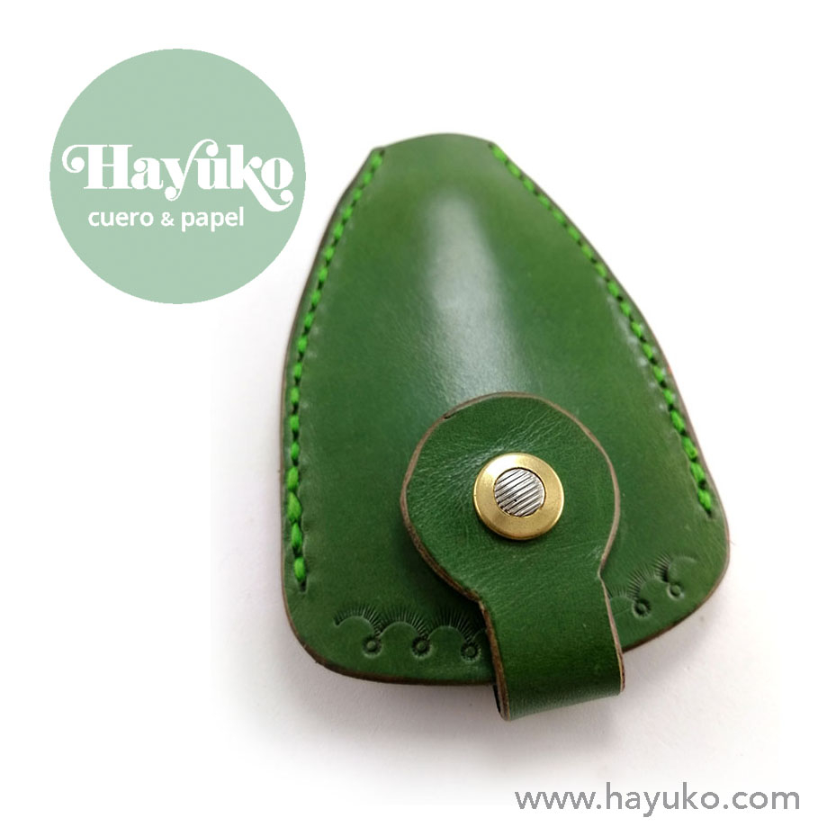 Hayuko ,llavero campana, verde, cosido a mano, hecho a mano, cuero
Asturias,taller artesano artesania, artesanal Gijon