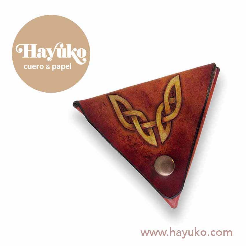Hayuko , monedero triangular, personalizado dibujo celta, hecho a mano, cosido a mano,, cuero, pintado a mano
Asturias, artesano, artesania, Gijon