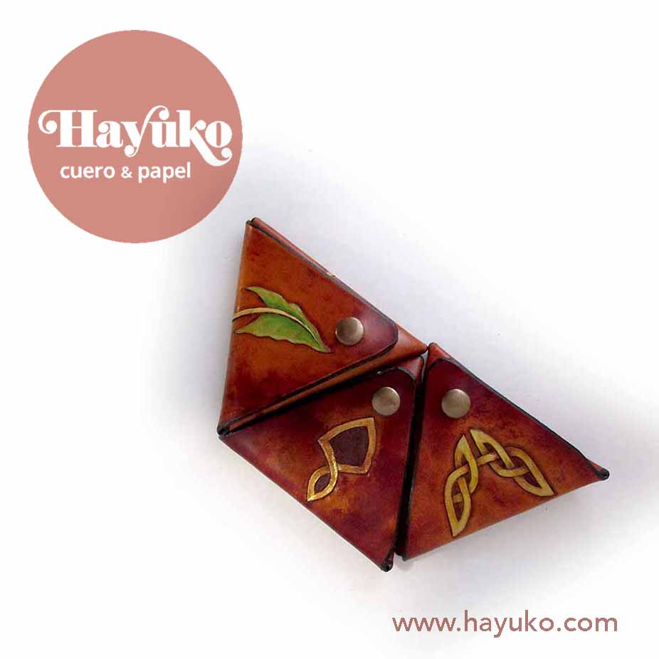Hayuko , monedero triangular, personalizado dibujo celta, hecho a mano, cosido a mano,, cuero, pintado a mano
Asturias, artesano, artesania, Gijon