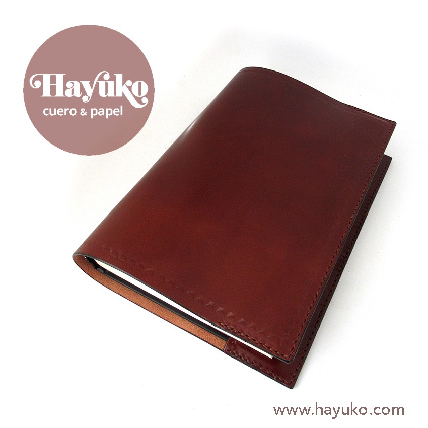 Hayuko , funda libro, hecho a mano, cosido a mano,, cuero,
Asturias, artesano, artesania, Gijon