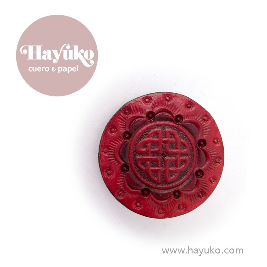 Hayuko,Broche detalle celta, cuero, hecho a mano, cosido a mano, 
Asturias, artesania, artesanal, Gijon